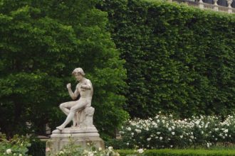 Jardin du Luxembourg avec des visiteurs profitant du soleil
