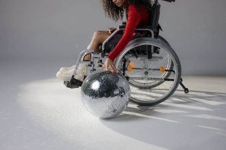 Brouettes à chenilles et transporteurs motorisés en action sur un chantier