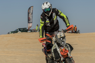 un homme en motocross