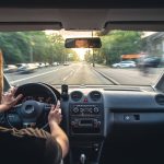 mains sur le volant d'une voiture