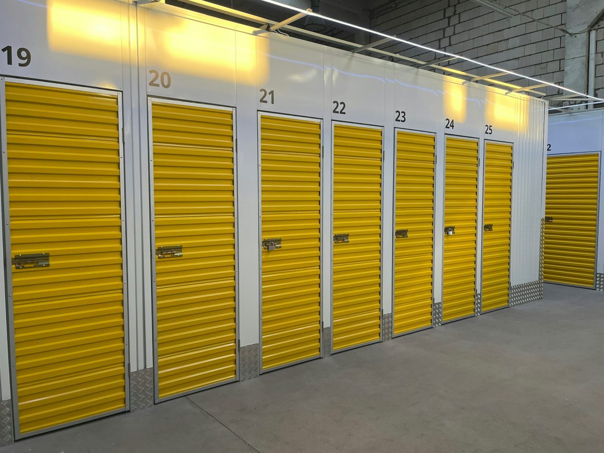une rangée d’unités de rangement avec portes jaunes