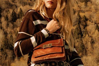 sac à main en cuir marron avec clous dorés