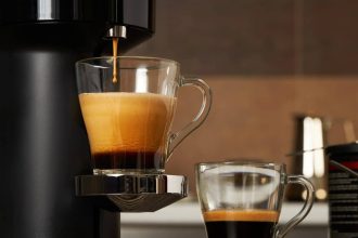 Cafetière L'Or au design élégant dans une cuisine moderne